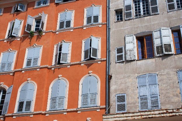 Fensterladen an einer Hauswand