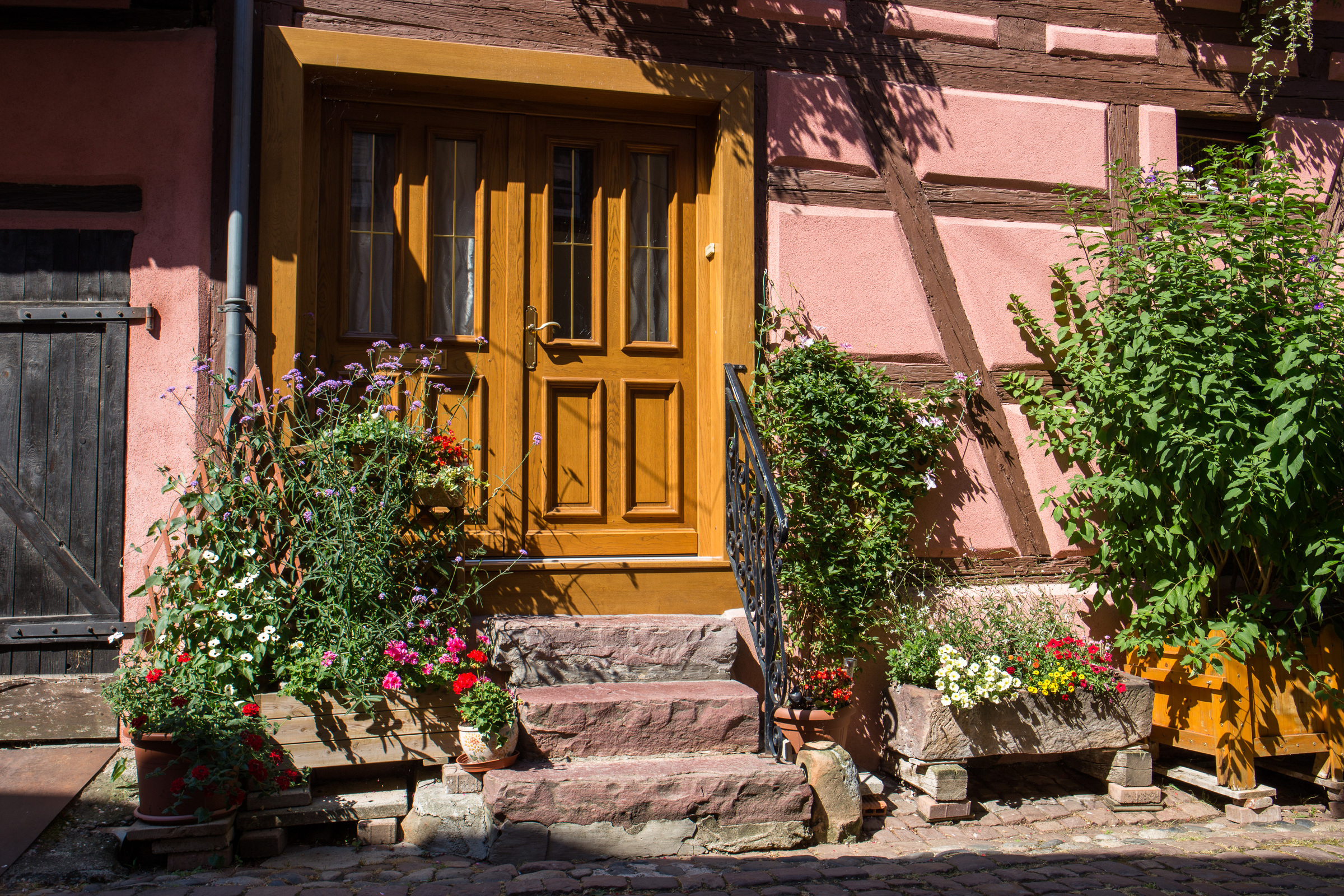 Hauseingang mit Blumen in Eguisheim