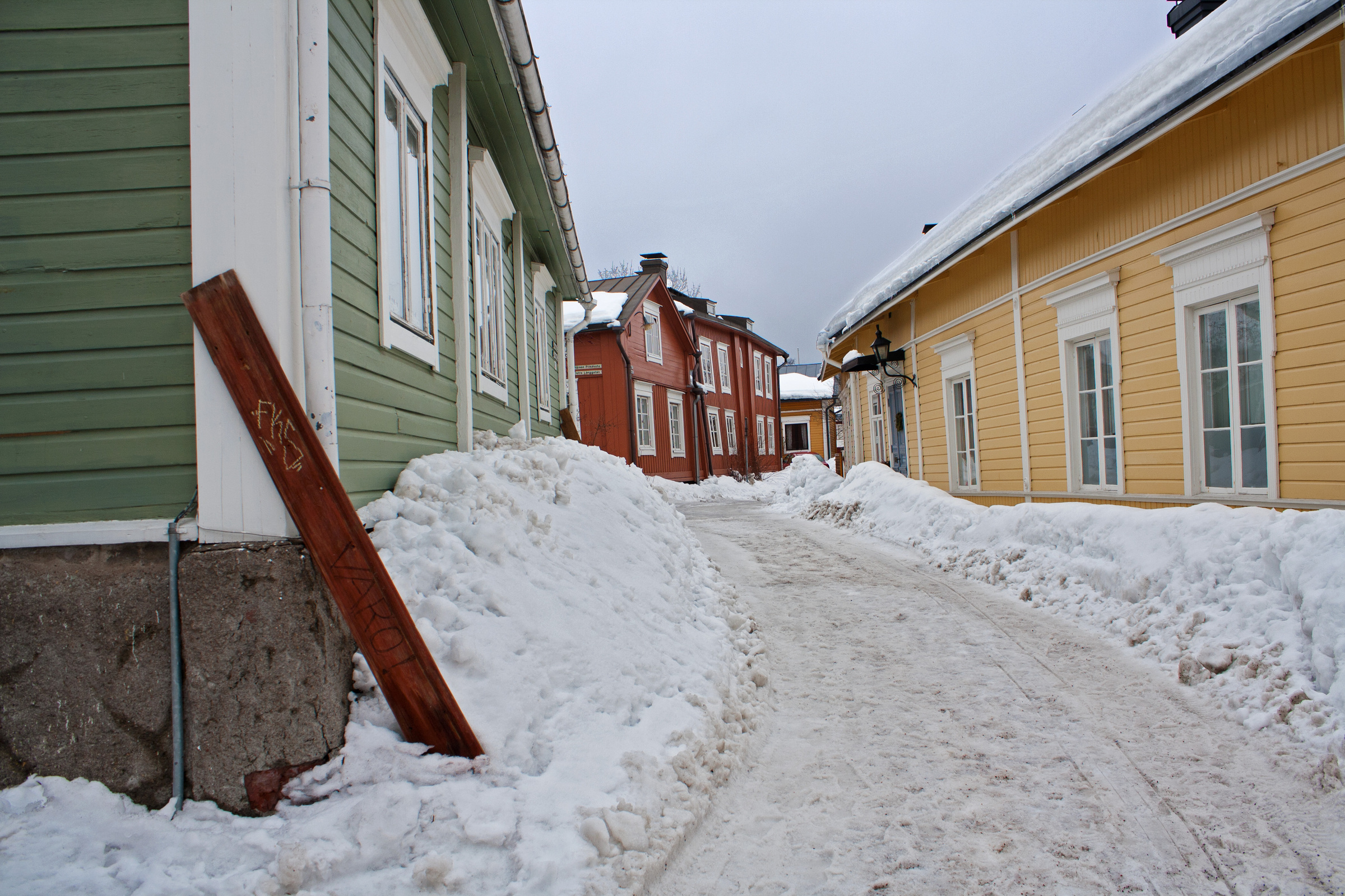 Gelbe, rote und grüne Holzhäuser in Porvoo