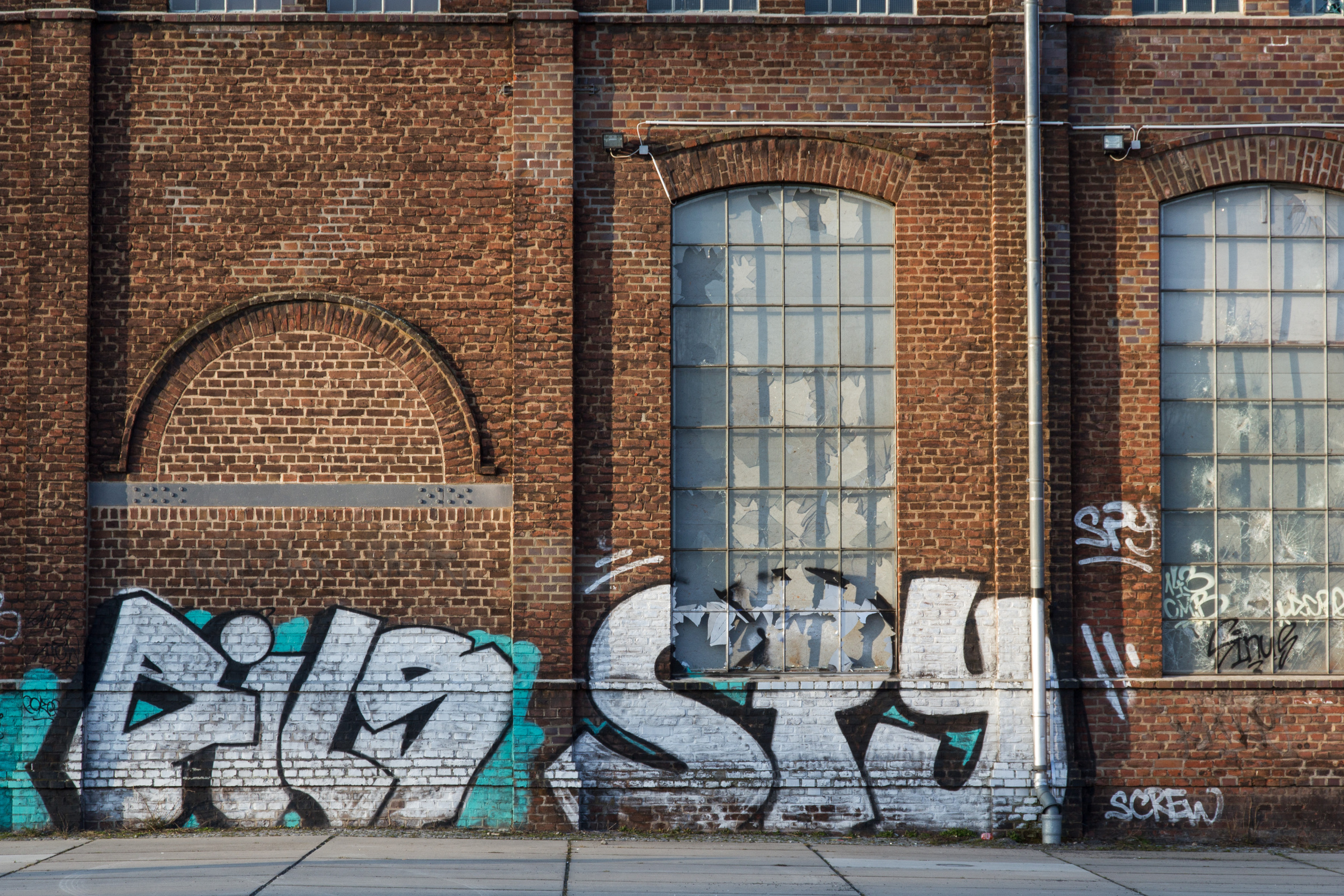 Graffiti am Ziegelmauerwerk