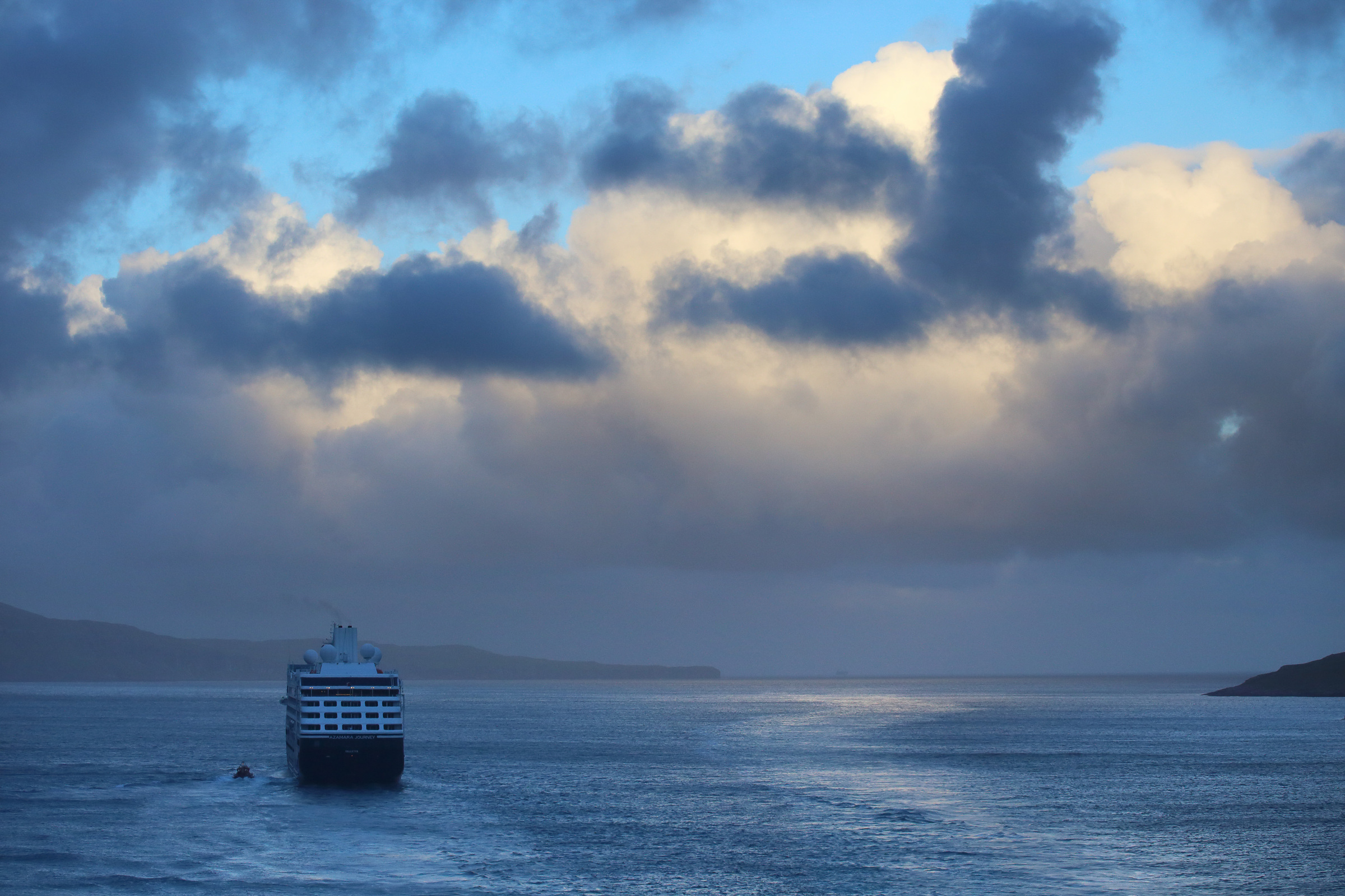 Kreuzfahrtschiff in einem Fjord auf den Färöer Inseln