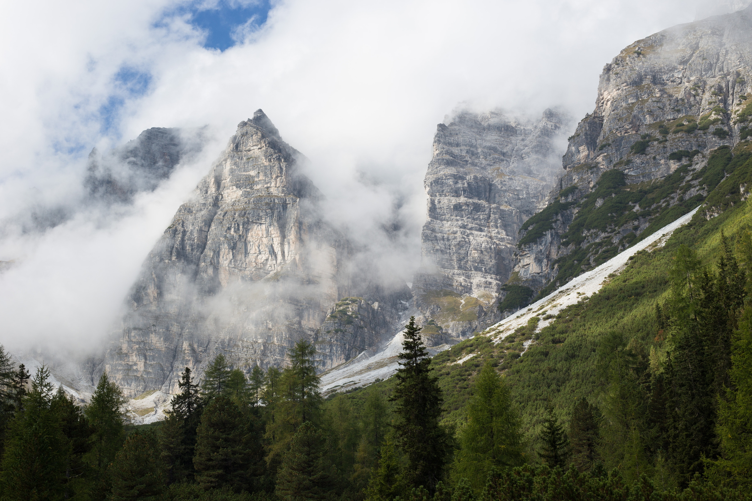 Nebelverhangene Berge im Stubaital
