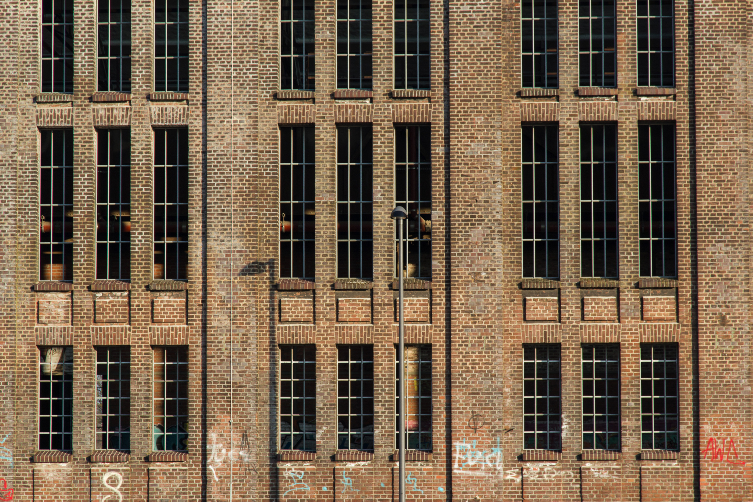 Industriehalle mit einer Backseinmauer