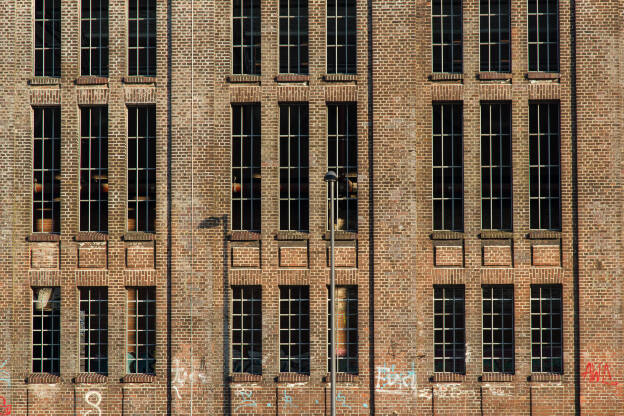 Industriehalle mit einer Backseinmauer