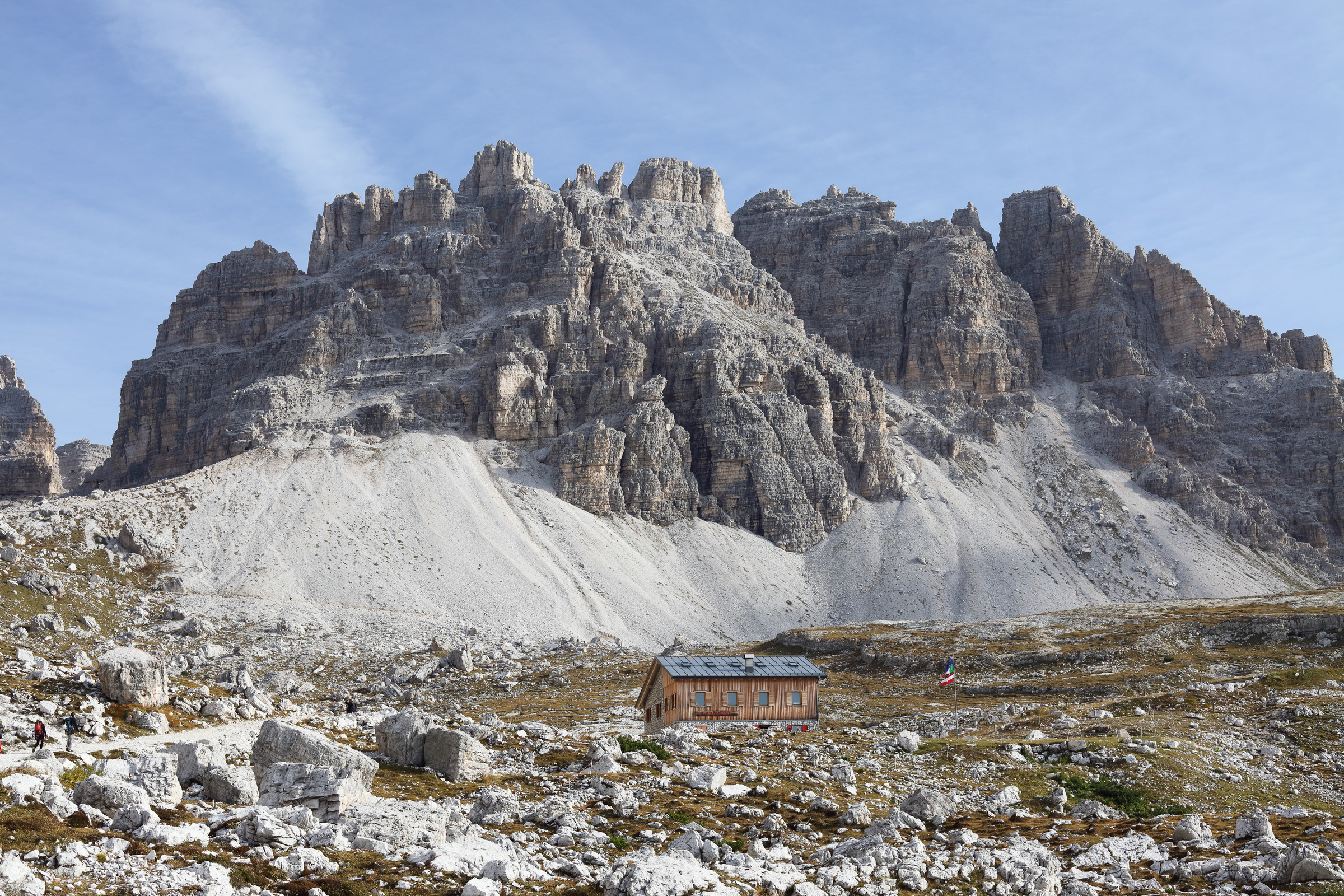 Lavaredohütte vor dem Paternkofel Bergmassiv