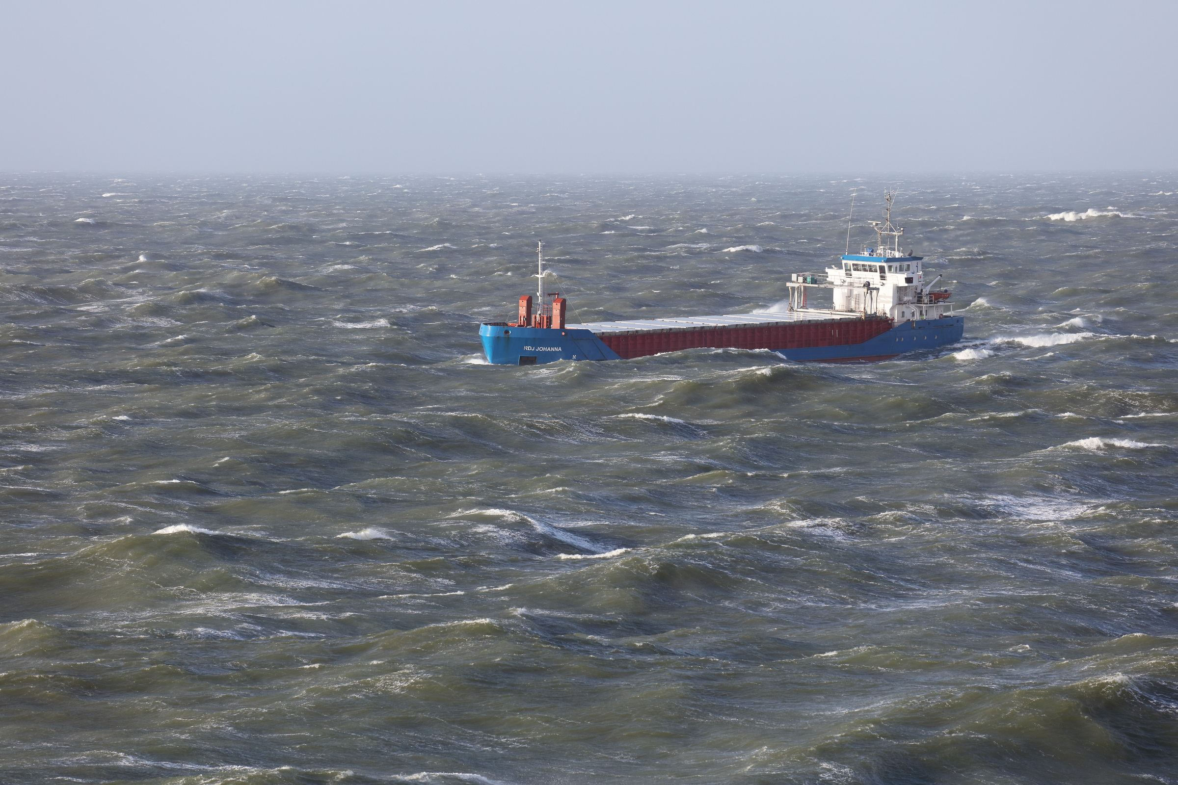 Containerschiff auf dem Meer bei hohem Seegang