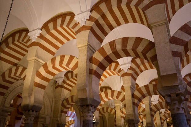 rot-weiße Hufeisenbögen in der Mezquita Catedral