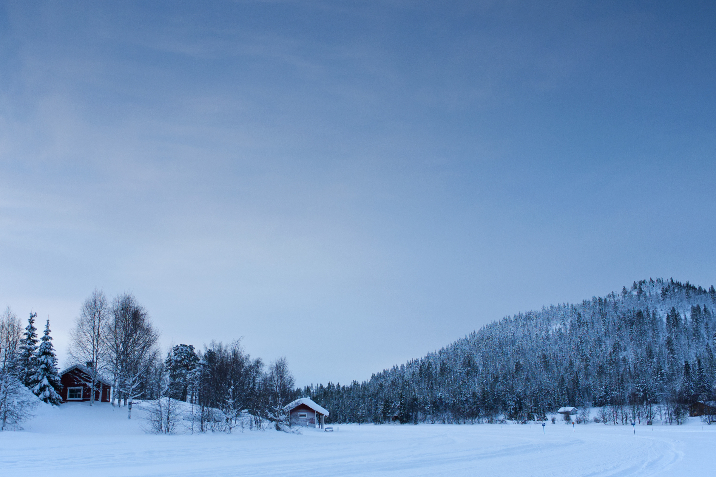 zugefrorener See in Lappland