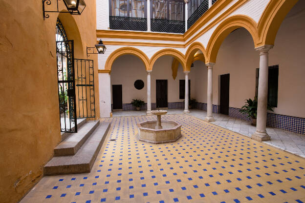Innenhof mit Säulen in der Reales Alcázares de Sevilla