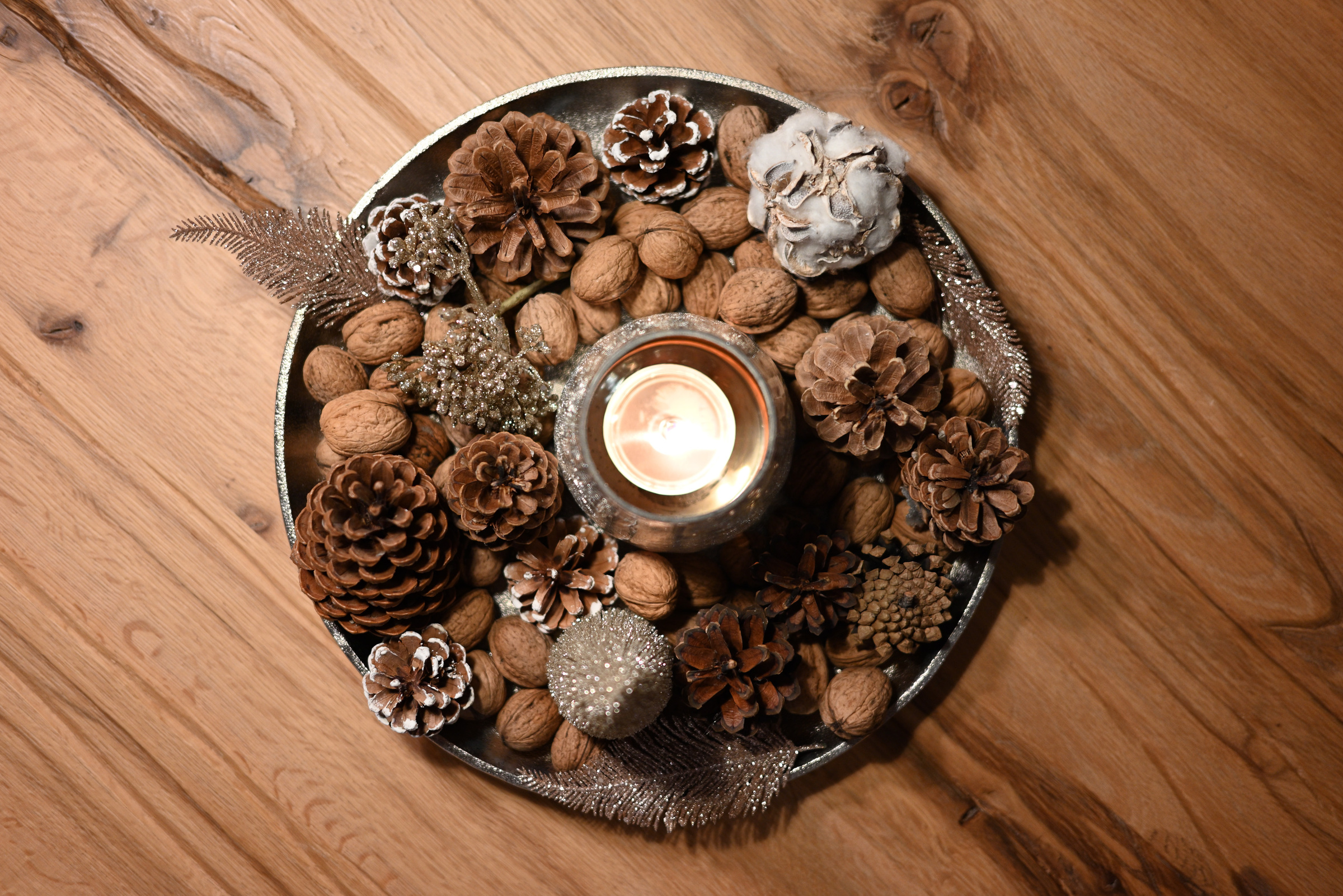 Weihnachtsdekoration auf Holztisch