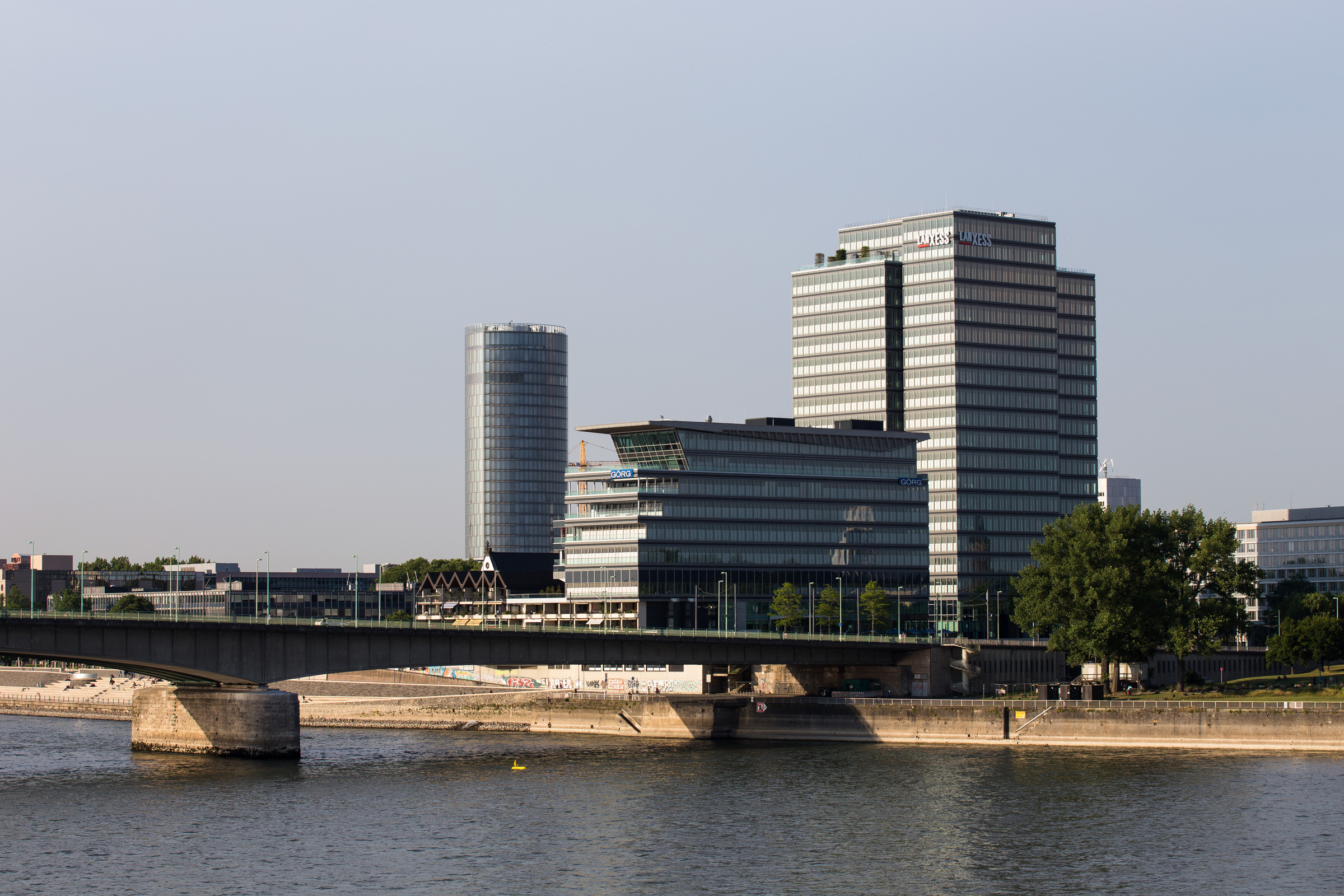 Hochhaus am Rhein