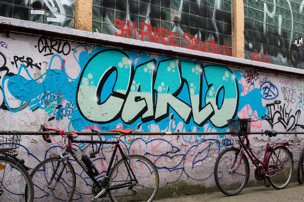 Fahrräder vor einer Wand mit Graffiti