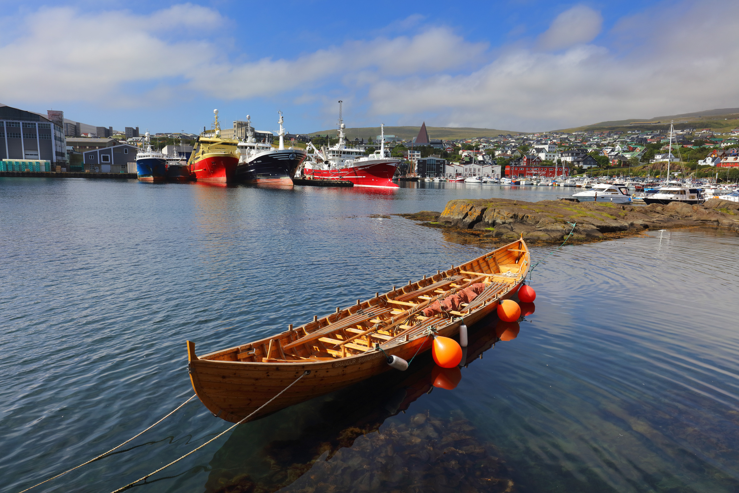 Alte und neue Schiffe zum Fischfang