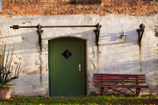 Hauswand mit einer Bank an der Tür