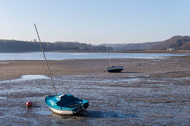 Boote bei Ebbe an der Küste