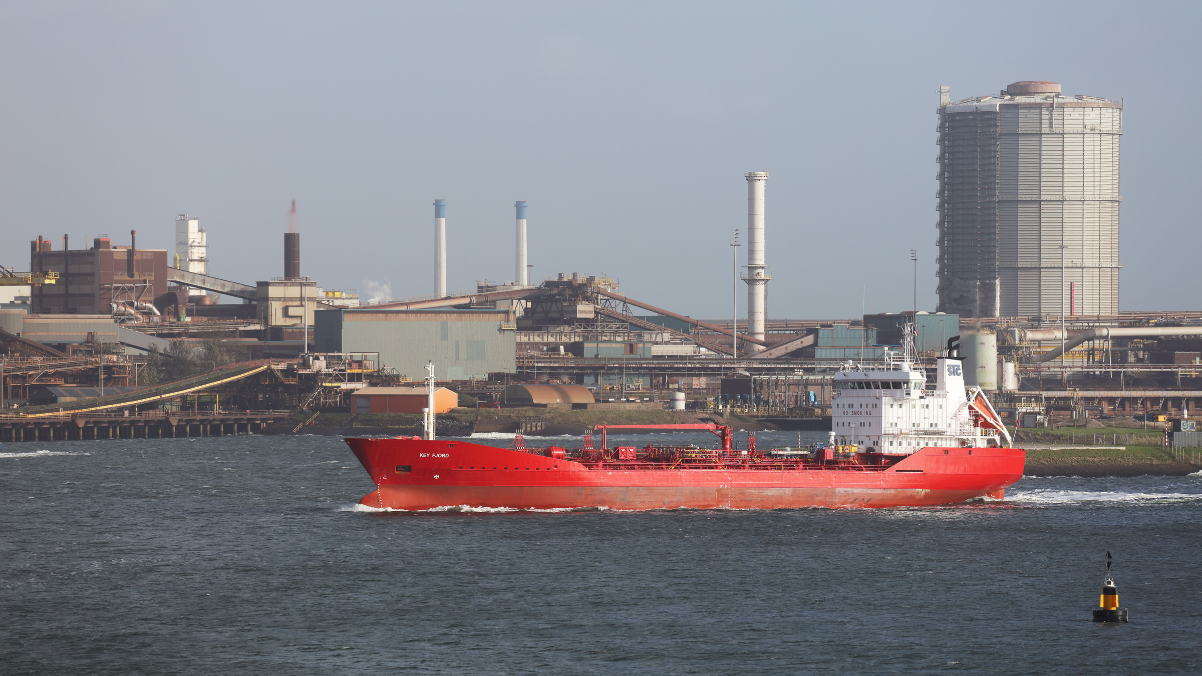 Rotes Schiff im Kanal bei Ijmuiden