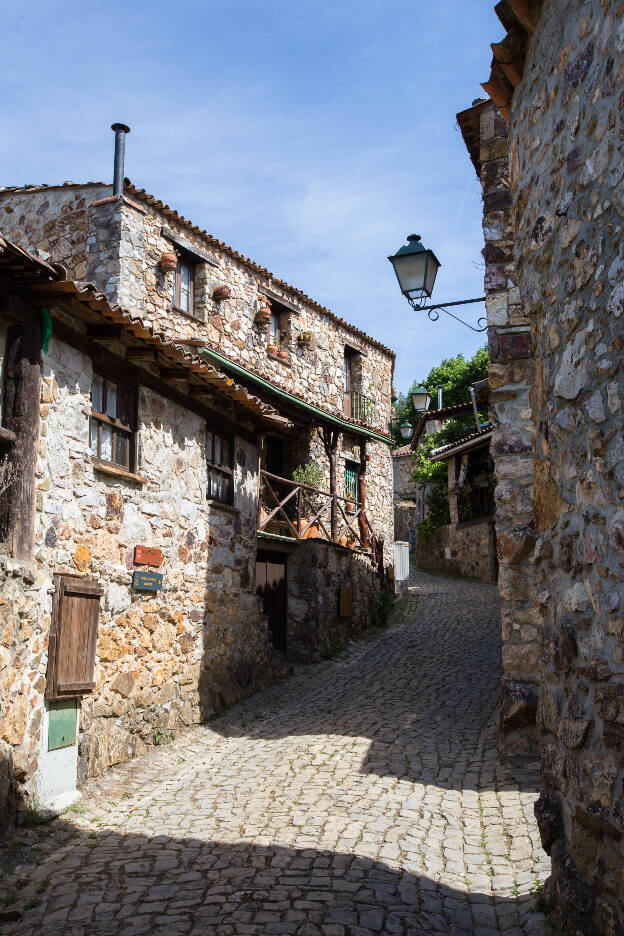 Gasse im Steindorf São Simão