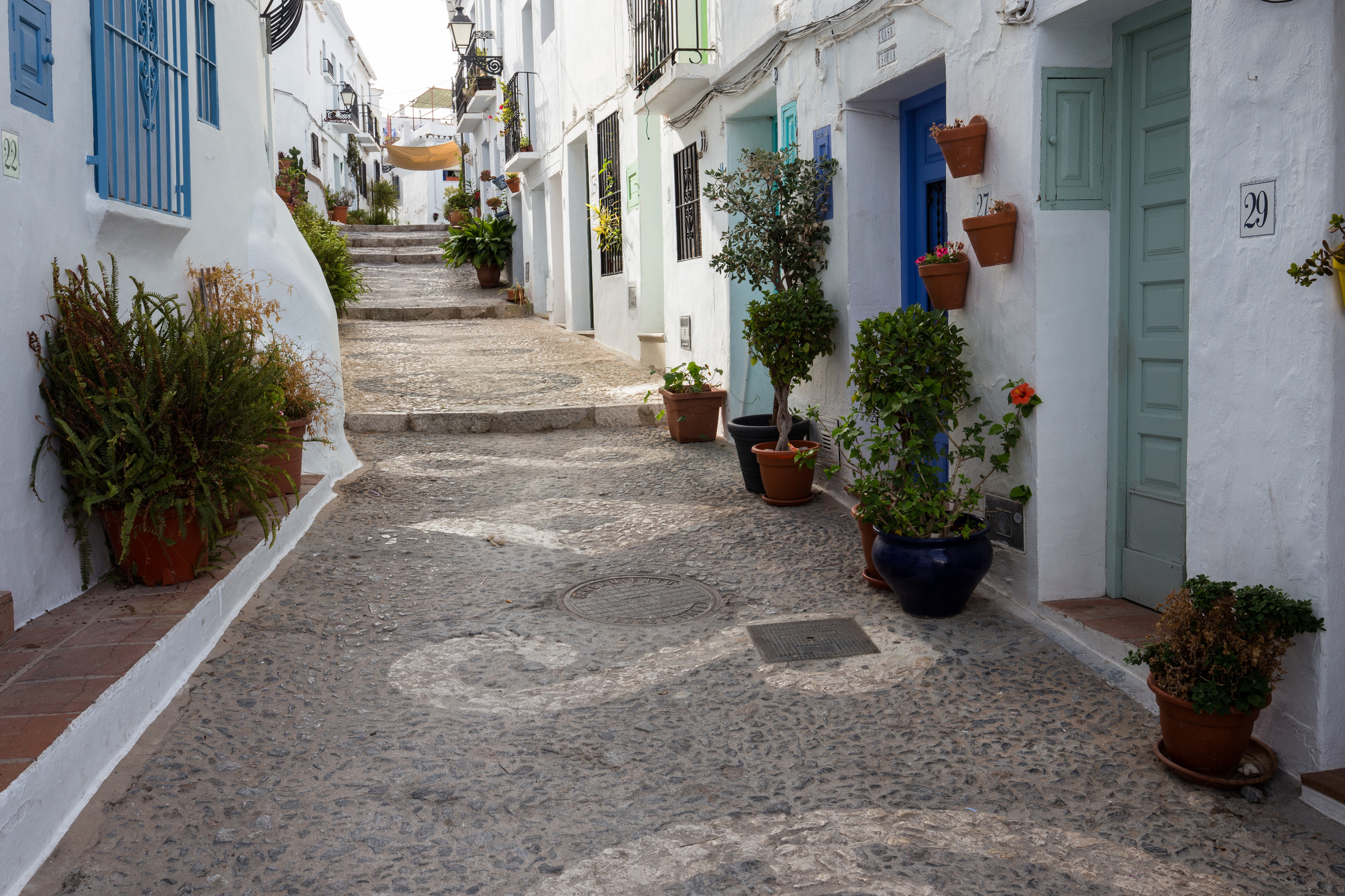 Gasse mit Straßenpflaster in Frigiliana