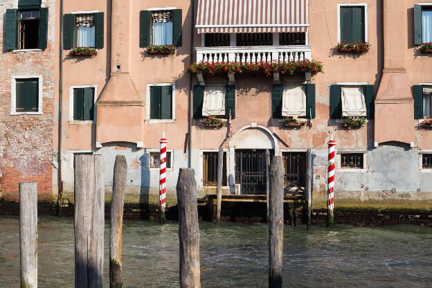 Holzpfähle vor einem Haus in Venedig