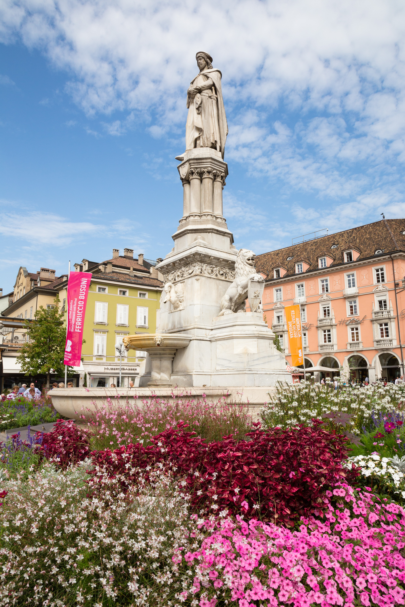 Walther von der Vogelweide Statue in Bozen