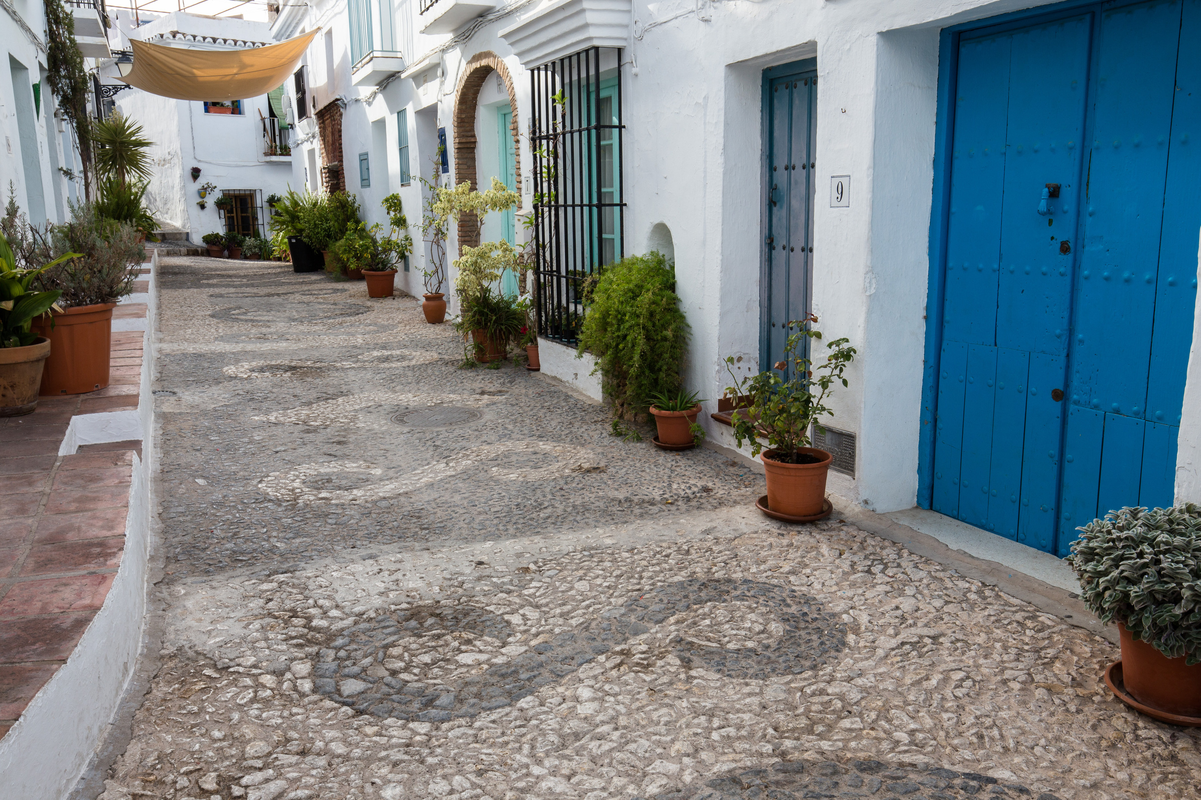 Hauseingänge in einer Gasse in Frigiliana