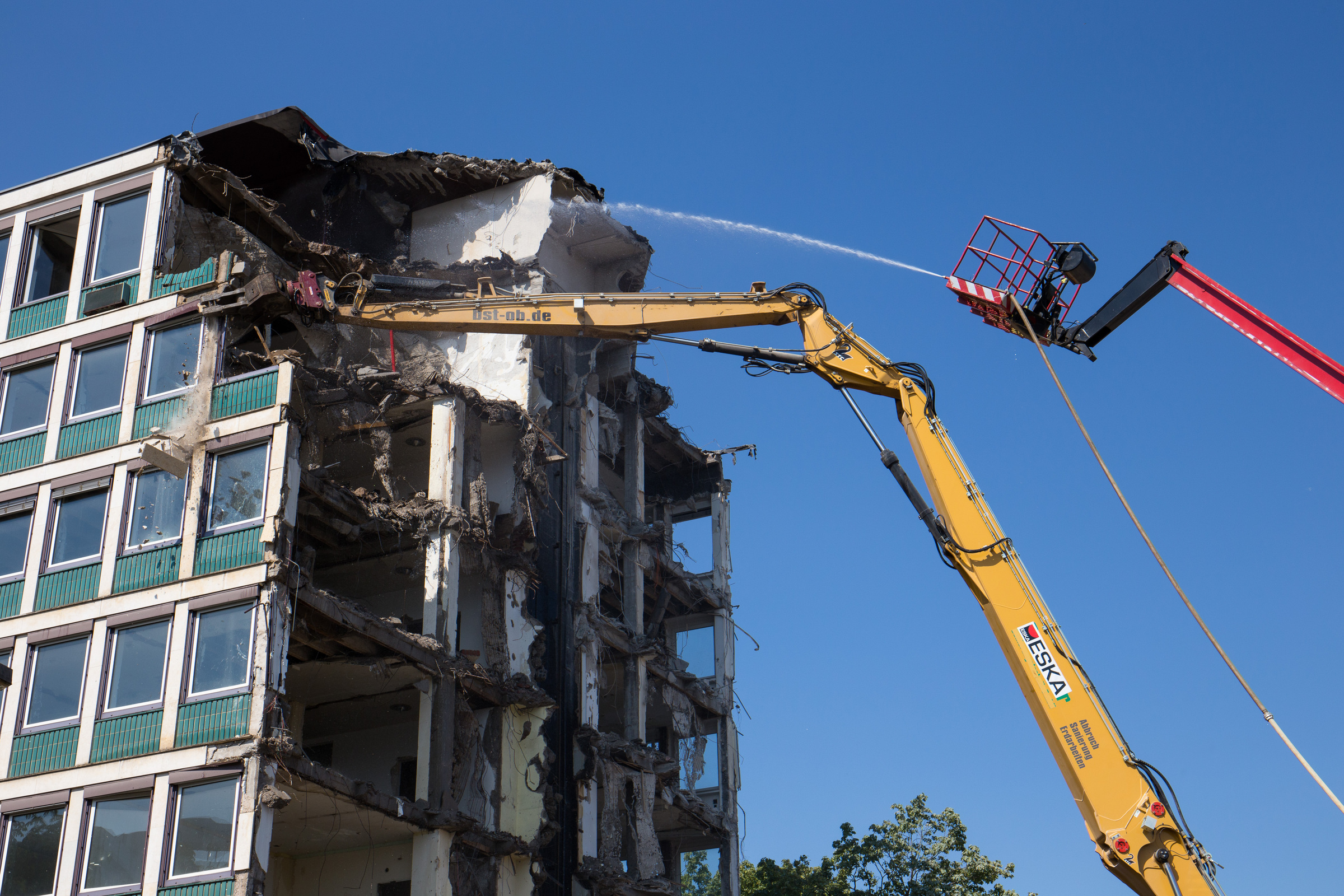 Abriss eines Gebäudes auf einer Baustelle