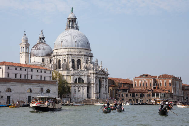 Boote auf dem Canal Grande vor der Santa Maria della Salute Kirche