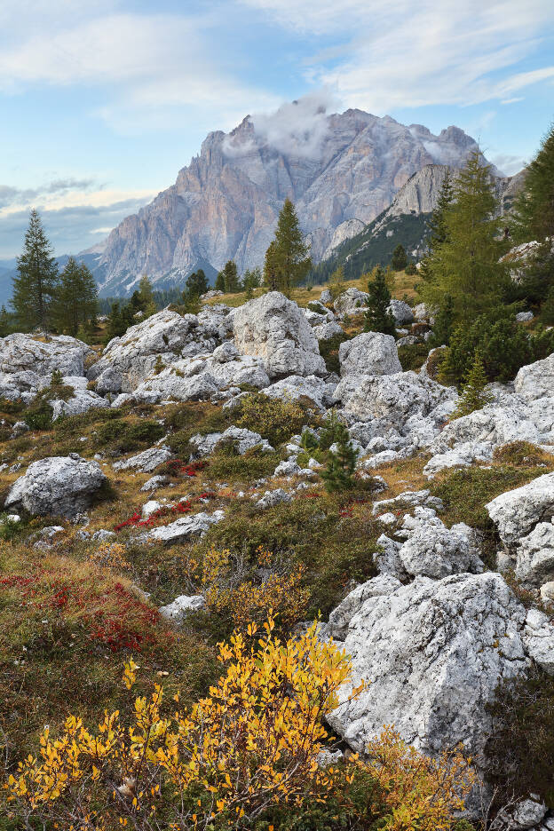 Bergmassiv in den Dolomiten im Herbst