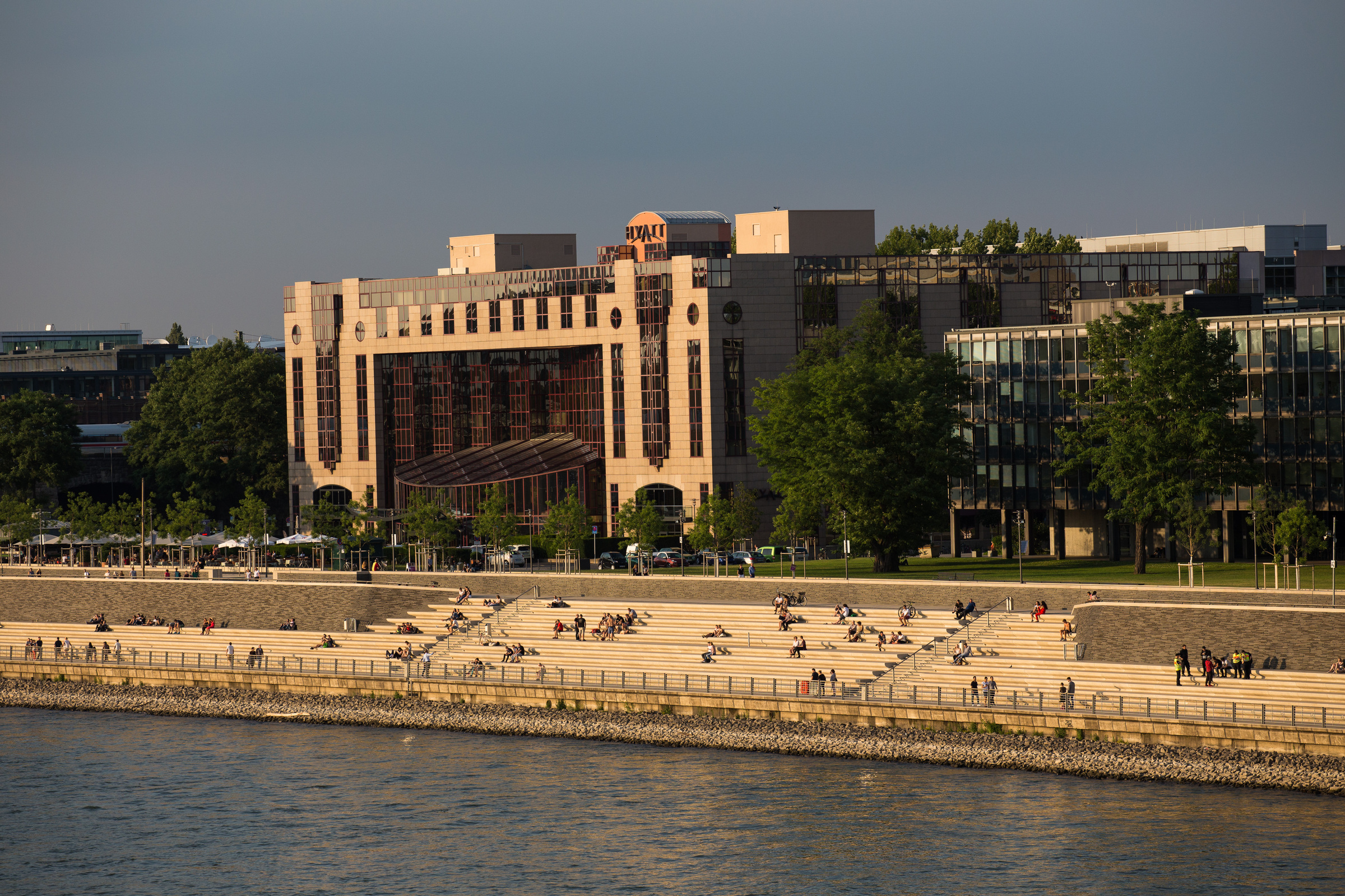 Abendlicht am Rheinboulevard