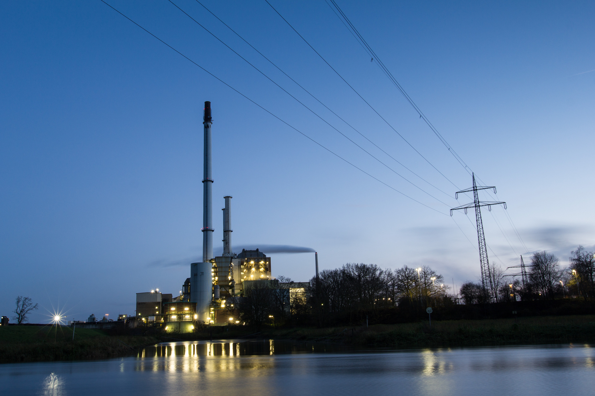 Kraftwerk an einem Fluss