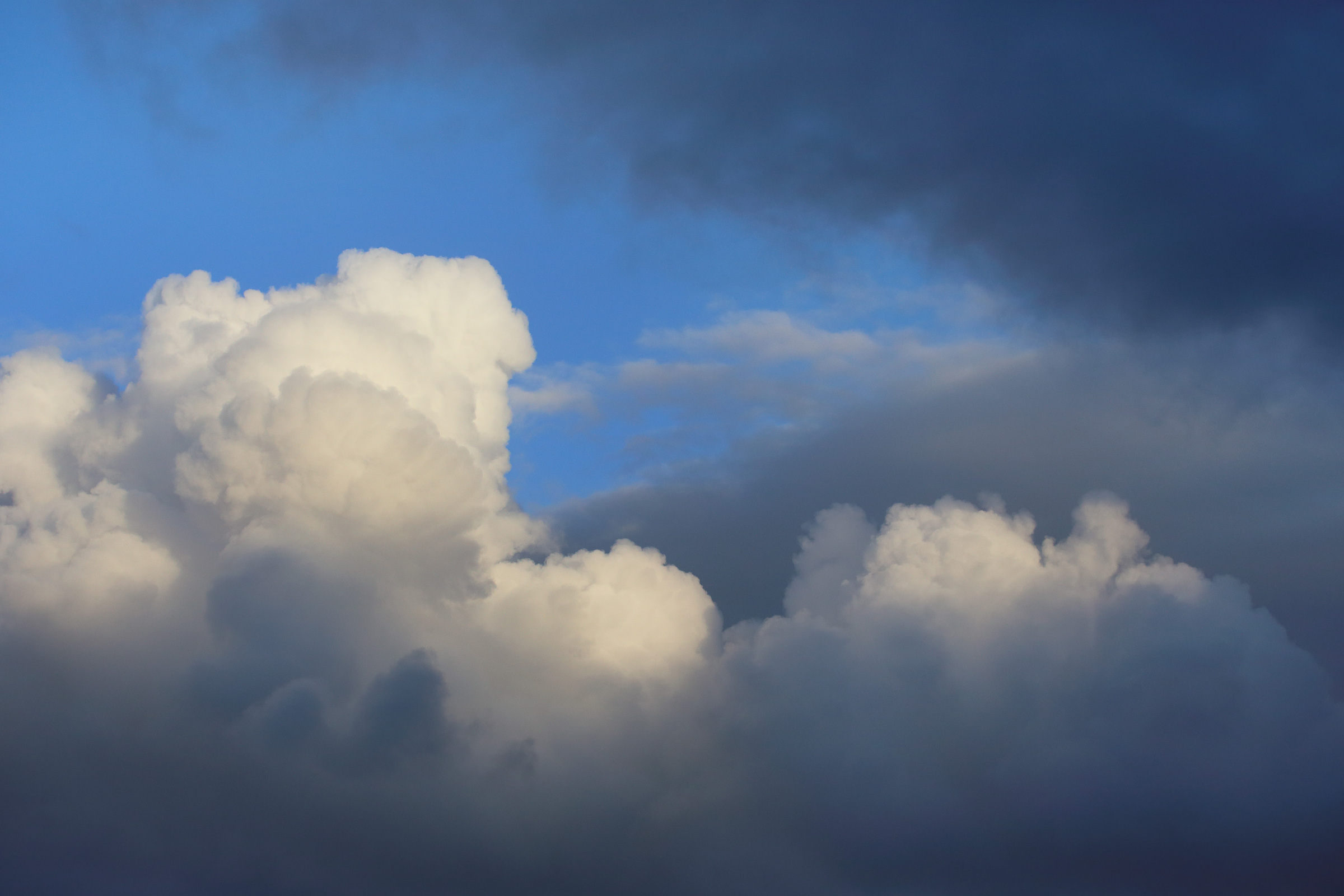Teleaufnahme von stürmischen Wolken