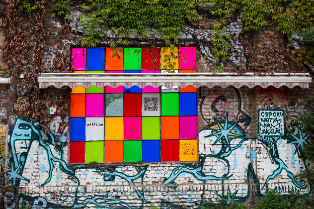 Steinmauer mit Graffiti in Berlin