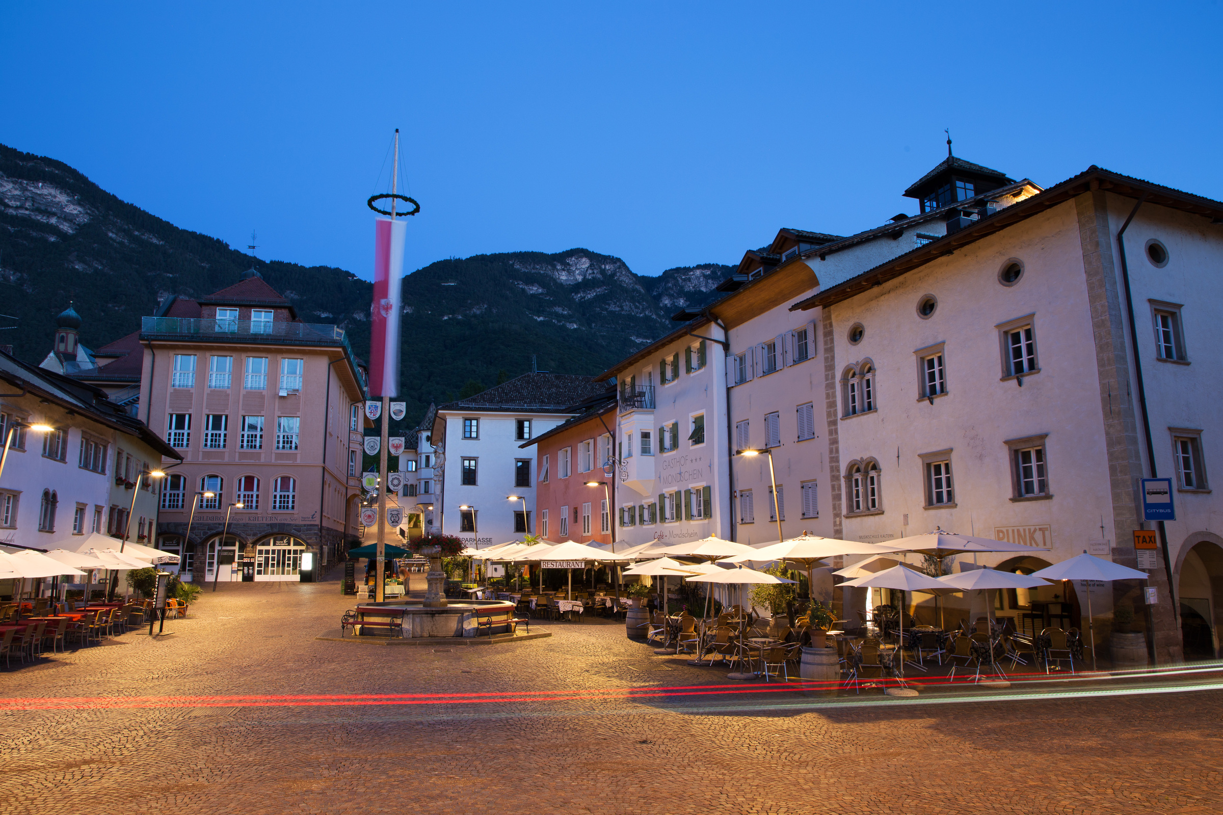 Marktplatz Kaltern am See zur blauen Stunde