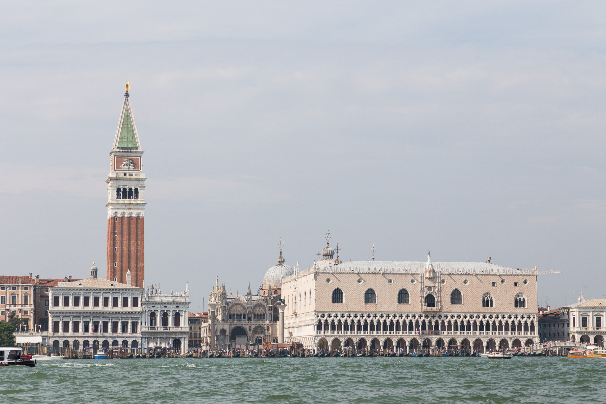Markusturm und Dogenpalast in Venedig