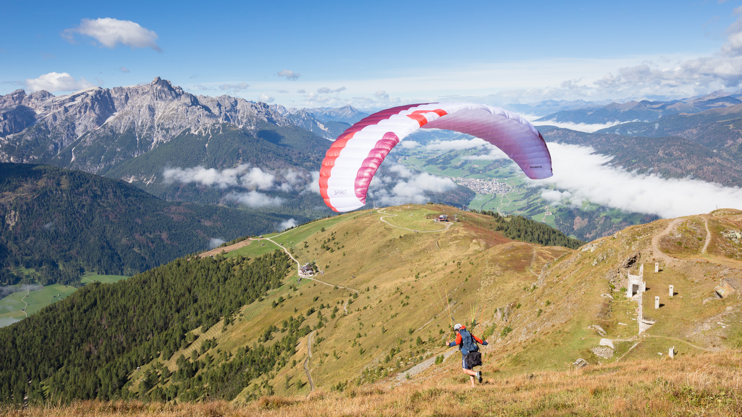 Gleitschirmflieger am Helm