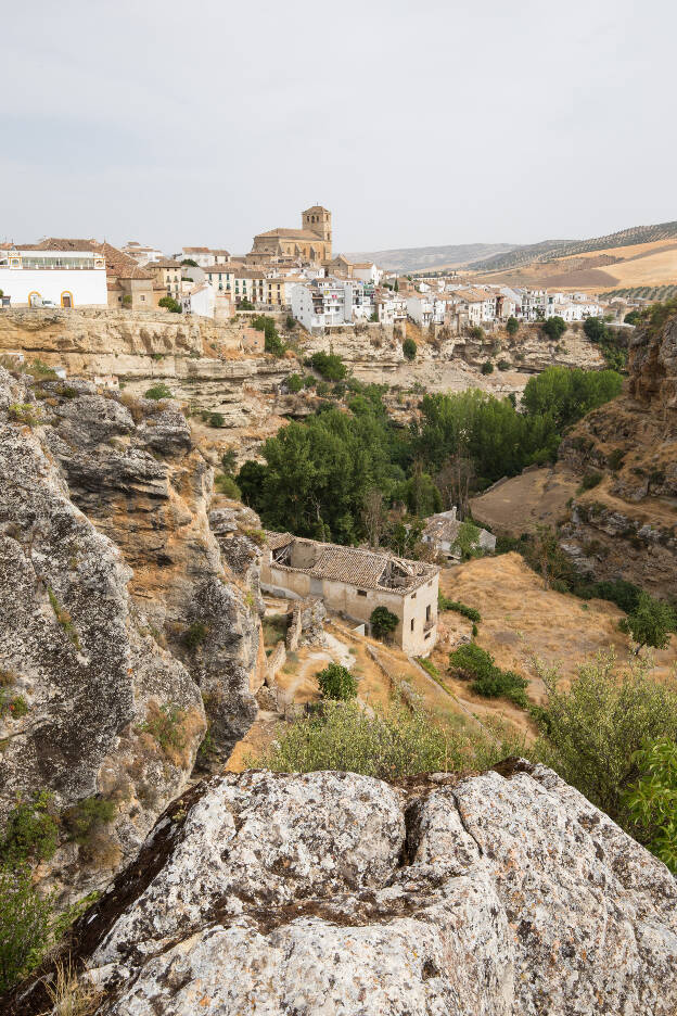 Häuser am Abgrund der Schlucht Los Tajos in Alhama de Granada